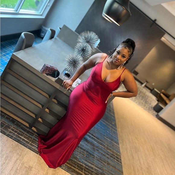 Burgundy Red Gown Fashionnova size large - Picture 5 of 10